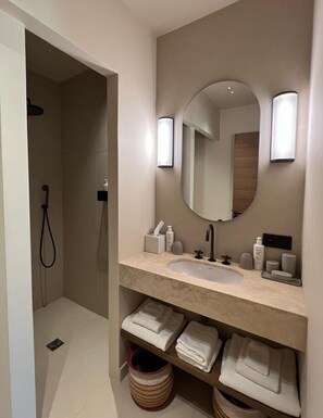 Panorama appartement | Badkamer | Gratis toiletartikelen, een haardroger, badjassen, pantoffels