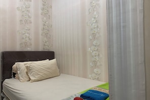 Standard Double Room | Free WiFi, bed sheets - Hotel O Wisma Tulip Near Masjid Besar Desa Tanabangka (Gentungang)