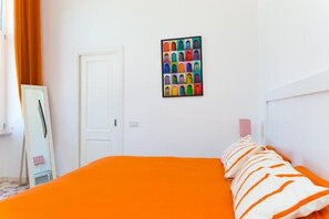 A room with a bed, a door, and a colorful wall art. - Bed & breakfast in sorrento with pool and spa (Sorrento)