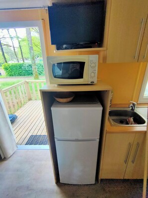 Fridge, microwave, stovetop, coffee/tea maker - 3 Bedroom Mobile Home in La Boissière-de-Montaigu (La Boissière-de-Montaigu)