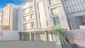 A modern building with a flat facade, numbered 163B, featuring large windows and a visible balcony. - Hotel O J&B Smart Jatinegara (Jakarta)