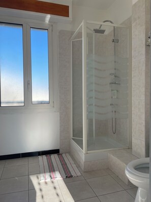 Douche, sĂšche-cheveux, serviettes fournies, savon