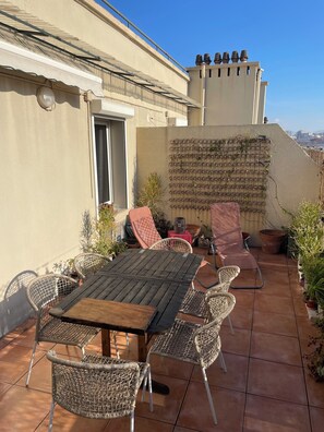 Outdoor dining - Quiet top floor with sunny private terrace, ideal to visit Marseille or Provence (Marseille)
