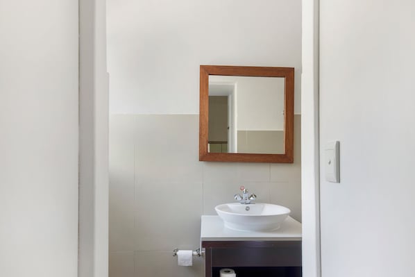 Douche, séchoir à cheveux, serviettes fournies, savon