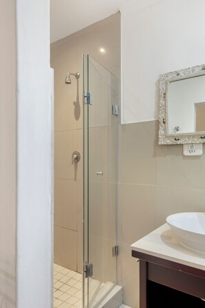 Dusche, Haartrockner, Handtücher, Seife
