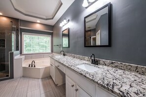 Shower, jetted tub, hair dryer, towels - NEW Southern Charm ATL 4 Bdr/3 Bath Executive Home (Norcross)