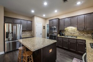 Refrigerador, microondas, horno, placa de cocina