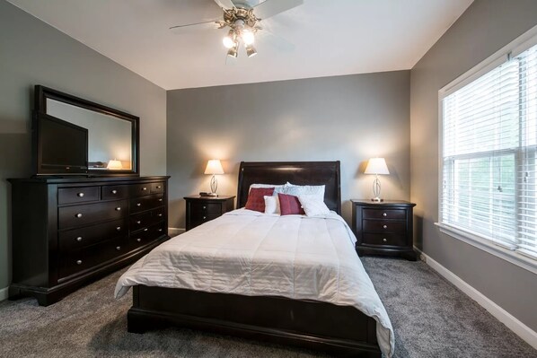 4 soverom, skrivebord, strykejern/-brett og reiseseng for barn