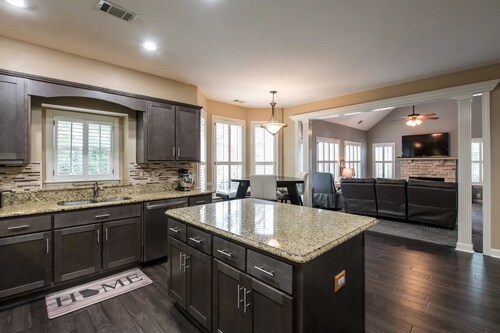 NEW Southern Charm ATL 4 Bdr/3 Bath Executive Home