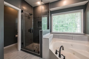 Shower, jetted tub, hair dryer, towels - NEW Southern Charm ATL 4 Bdr/3 Bath Executive Home (Norcross)