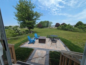 Outdoor dining - 3 Bedroom dog friendly house with community pool access (Frankford)
