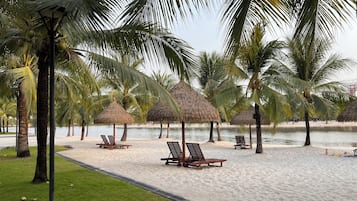 Beach nearby, sun loungers, beach towels