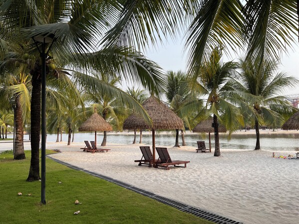 Beach nearby, sun-loungers, beach towels
