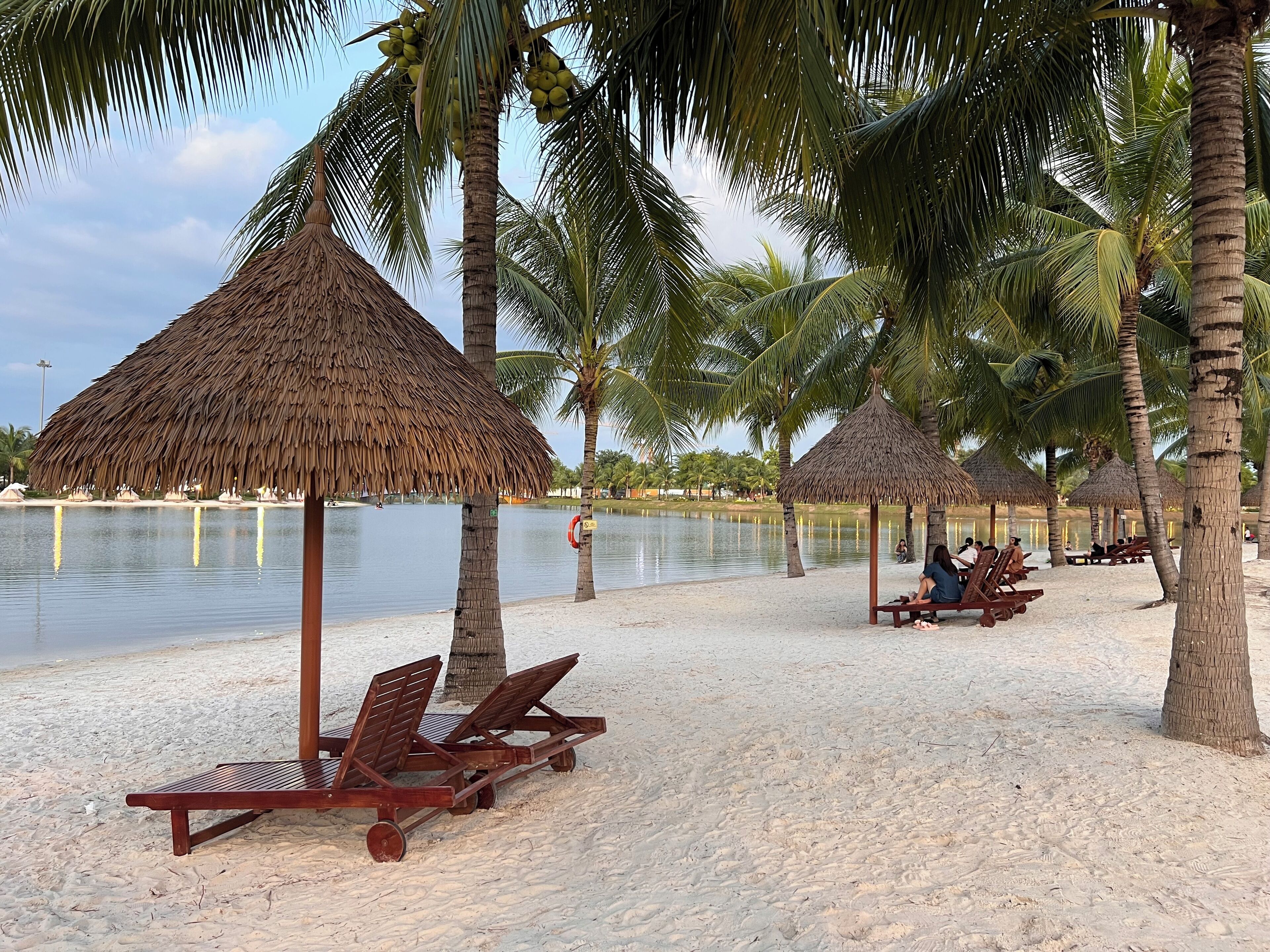 Beach nearby, sun-loungers, beach towels