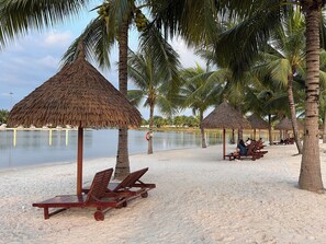 In Strandnähe, Liegestühle, Strandtücher