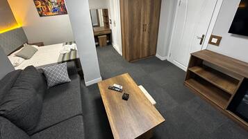 Deluxe Suite | 1 bedroom, minibar, individually decorated, individually furnished