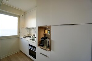 Cafeteira/chaleira, geladeira, micro-ondas, fogão