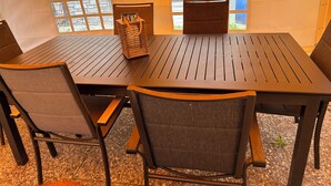 A wooden table with a woven basket and a chair with a woven seat. - Urlaub im Schönen Calancatal (Augio)