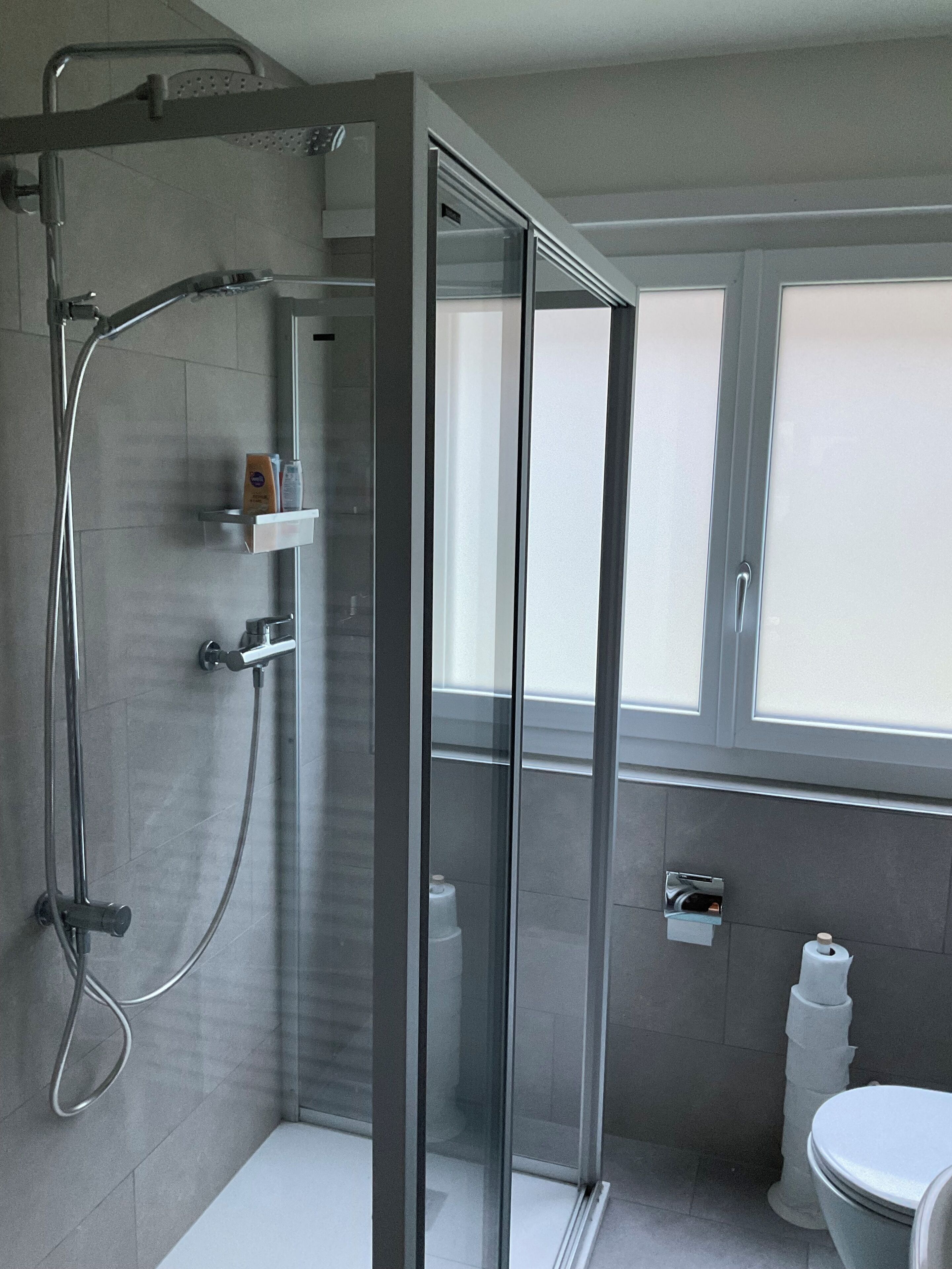 Een douche, een haardroger, handdoeken, toiletpapier