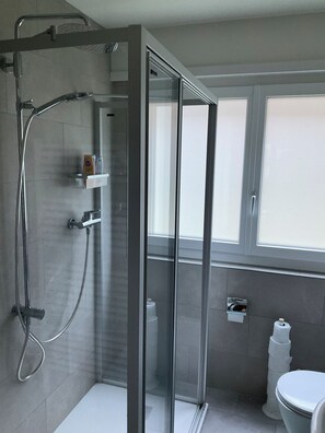 Shower, hair dryer, towels, toilet paper - Urlaub im Schönen Calancatal (Augio)