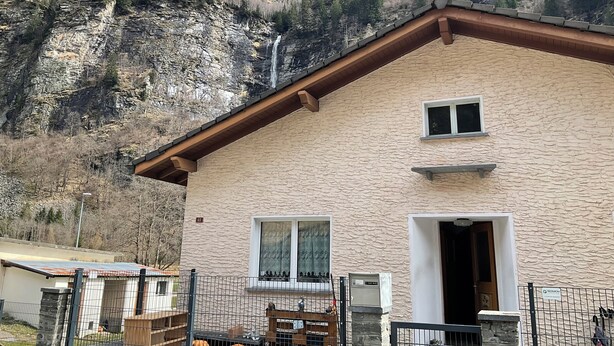 A house with a stone facade, a brown roof, and a small window. - Urlaub im Schönen Calancatal (Augio)