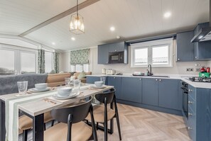 Kühlschrank, Mikrowelle, Ofen, Wasserkocher