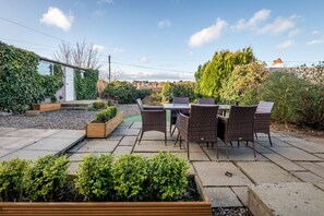 Outdoor dining - Livingstone Lodge (St Andrews)