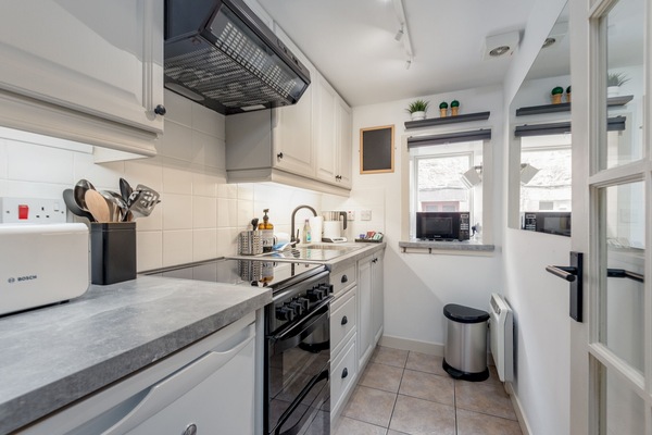 Geladeira, micro-ondas, fogão, cafeteira/chaleira