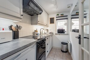 Kühlschrank, Mikrowelle, Ofen, Wasserkocher mit Kaffee-/Teezubehör