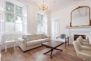 TV, fireplace - Queen's Gardens (No 3A) (St Andrews)