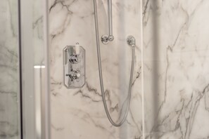 Douche, séchoir à cheveux, serviettes fournies, savon