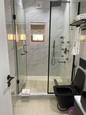 Shower, rainfall showerhead, free toiletries, towels - Portland Suites (Abuja)