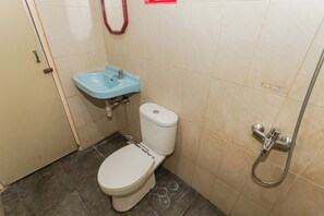 Eenvoudige tweepersoonskamer | Badkamer | Een douche, handdoeken