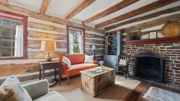 Een televisie en een open haard