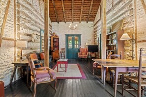 Unclassified image, 4 of 34, button