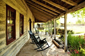 Terrace/patio - Pioneer Log Cabin | Historic | Built in 1865 (Fredericksburg)