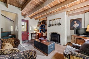 TV, fireplace - Kusenberger Barn | Historic | Built in 1865 (Fredericksburg)