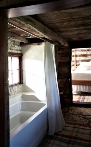 1 habitación, tabla de planchar con plancha y ropa de cama 