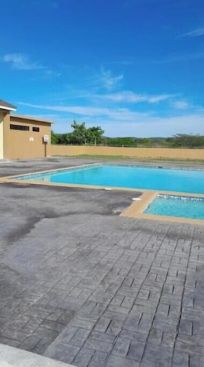 Una piscina al aire libre