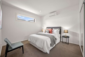 2 bedrooms, iron/ironing board, WiFi, bed sheets - Relaxing Getaway Oasis with Patio in Charming Kew (Kew)