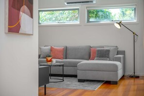 TV - Relaxing Getaway Oasis with Patio in Charming Kew (Kew)