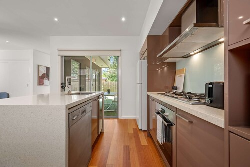 Relaxing Getaway Oasis with Patio in Charming Kew