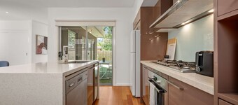 Relaxing Getaway Oasis with Patio in Charming Kew