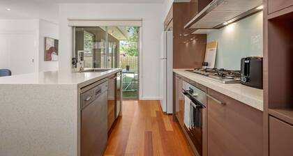 Relaxing Getaway Oasis with Patio in Charming Kew