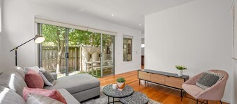 Relaxing Getaway Oasis with Patio in Charming Kew