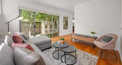 Relaxing Getaway Oasis with Patio in Charming Kew