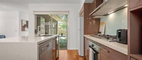 雪櫃、微波爐、焗爐、爐具