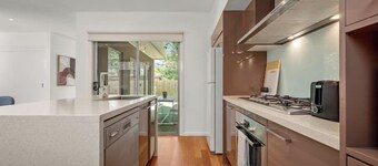 Relaxing Getaway Oasis with Patio in Charming Kew