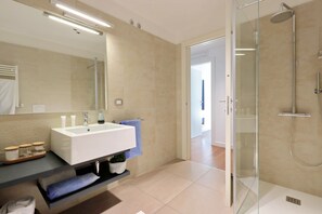 Douche, sèche-cheveux, serviettes fournies