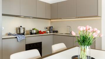 Køleskab, ovn, opvaskemaskine, kaffe-/temaskine